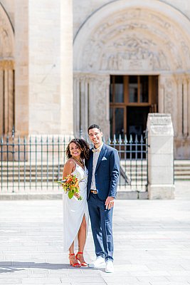 Les mariés devant la basilique dans le cadre de la séance de couple