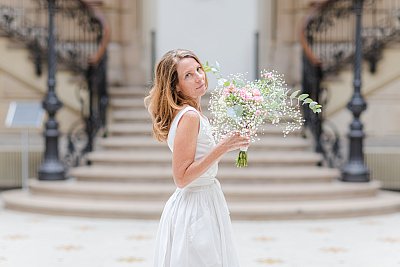 La mariée pose avec son bouquet à la mairie