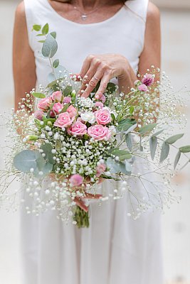 Photo poétique du bouquet et de l'alliance