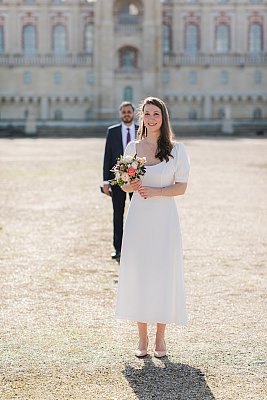 La mariée et son bouquet attend le marié