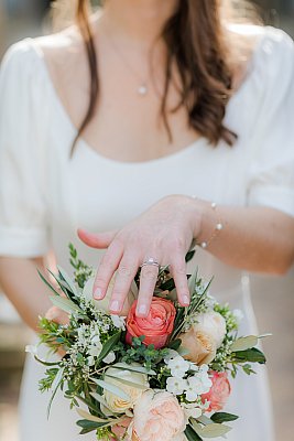 Gros plan sur la bague et le bouquet