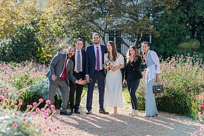 Photo de groupe dans le parc de la mairie