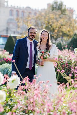 Photo de séance de couple dans le parc fleuri de la mairie