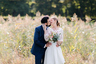 Les mariés amoureux s'embrassent durant la séance photo de couple