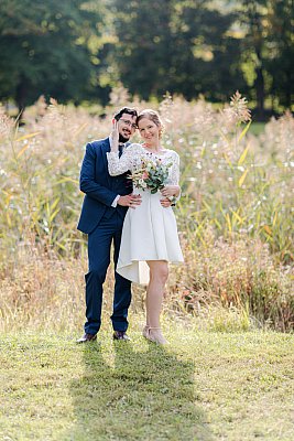 Le couple complice lors de la séance photo de mariage