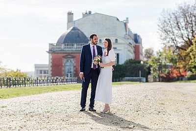 Les mariés s'amusent pendant la séance photo de couple