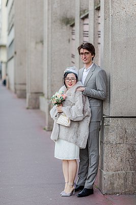 Les mariés prenant la pose devant l'église Saint-Jacques-le-Majeur de Montrouge