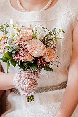 Gros plan sur le bouquet de la mariée à la mairie de Montrouge