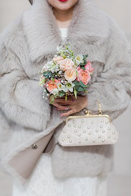 Gros plan sur la mariée et son bouquet