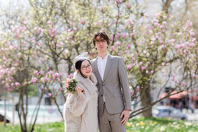 Le couple pose devant la mairie de Montrouge pour la séance photo de couple