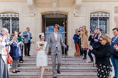 Sortie d'un mariage à la mairie de Montrouge sous les pétales de fleur