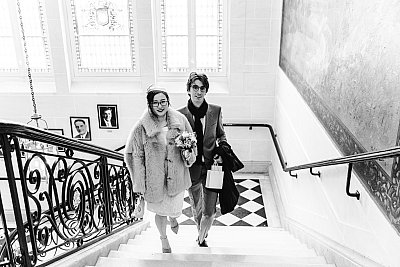 Le couple dans les escaliers en marbre de la mairie de Montrouge