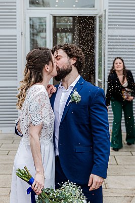 Les mariés à la sortie de la mairie sous les confettis