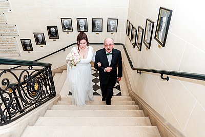 Les escaliers de la mairie de Montrouge avec les portraits des différents maires