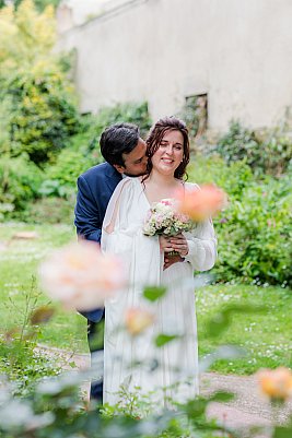 Séance photo de couple dans le parc à côté de la mairie de Montrouge