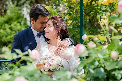 Séance photo de couple au square Schuman près de la mairie