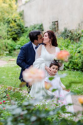 Les mariés posent dans un décors fleuri au square Robert Schuman