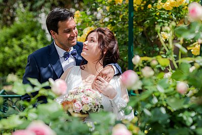 Le couple les yeux dans les yeux au milieu des roses dans un square de Montrouge