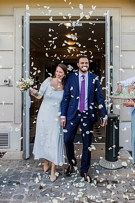 Les mariés accueillis sous les pétales à la sortie de la mairie de Saint-Germain-en-Laye