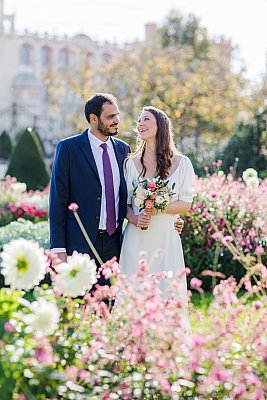 Le couple posant au milieu des fleurs devant la mairie