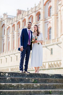 Le couple posant devant le château