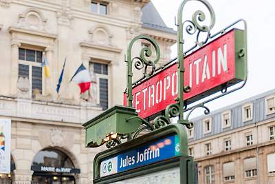 Photo de la façade de la mairie du 18ème arrondissement avec la station de métro attenante