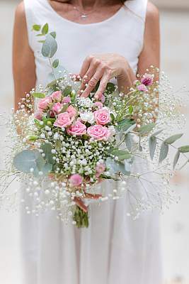 La mariée et son magnifique bouquet de fleurs