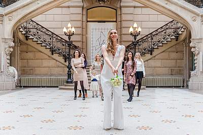 Le traditionnel lancé de bouquet à la mairie de Paris 18