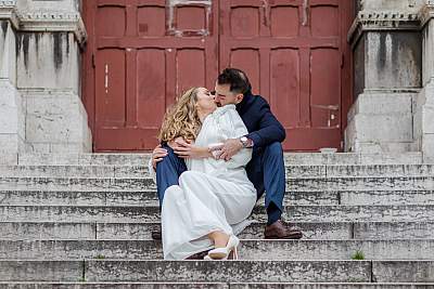 Séance photo de couple devant le sacré coeur à Montmartre