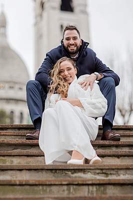 Séance photo de couple devant les marches du sacré coeur à Montmartre