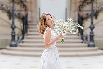 La mariée et son bouquet dans la mairie de Paris 18