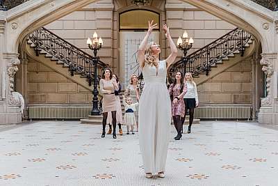 Lancer de bouquet sous la verrière de la mairie du 18ème