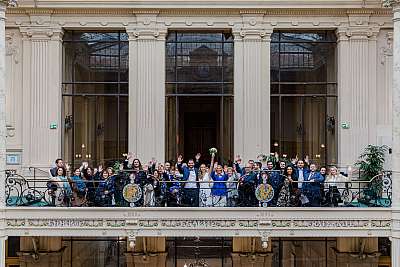 Séance photo de groupe à la mairie du 18ème