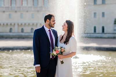 Séance photo de couple devant la première fontaine à l'entrée du domaine de Saint-Germain-en-Laye
