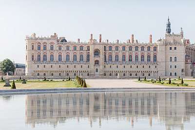 Le château de Saint-Germain-en-Laye se reflétant dans le grand bassin royal du domaine