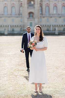 Photo de mariage dans l'allée du grand parterre du domaine de Saint-Germain-en-Laye