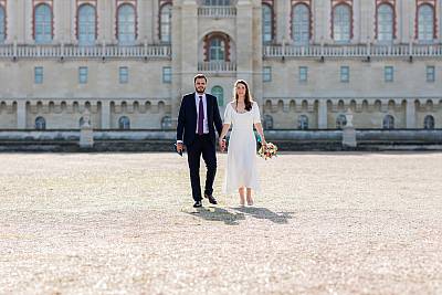 Le couple main dans la main devant le château de Saint-Germain-en-Laye