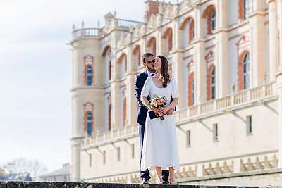 Les mariés enlacés devant le château de Saint-Germain-en-Laye