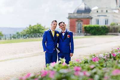 Touche fleurie dans la composition en face du pavillon Henri IV pour la séance photo de mariage