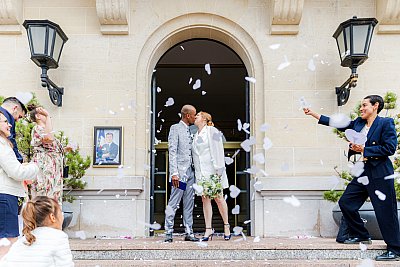 Les mariés à la sortie de la mairie