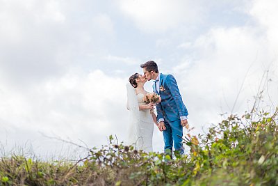 Le baiser des mariés au milieu des nuages