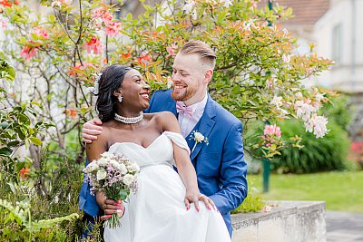 séance photo de couple au milieu des fleurs