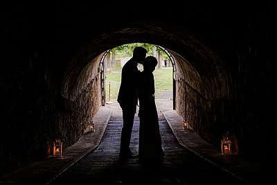 Photo silhouette des mariés lors de l'arrivée au château