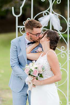 Baiser des mariés lors de la séance photo de couple