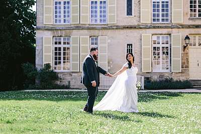 les mariés main dans la main lors de la séance photo de couple