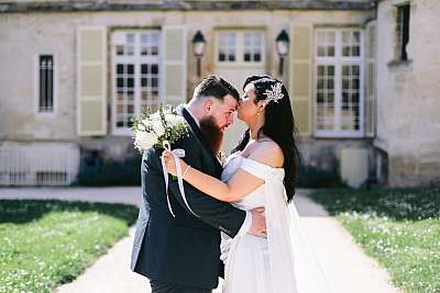 La mariée embrasse le marié sur le front