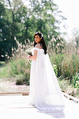 La mariée avec sa traine et son bouquet