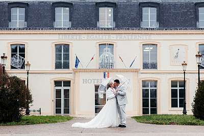 Séance photo de couple devant la mairie de Saint-Germain-Lès-Arpajon
