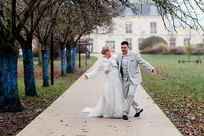 Les mariés se chamaillent pendant la séance de couple