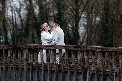 Les mariés enlacés sur le petit pont de bois du parc de la marie de Saint-Germain-Lès-Arpajon